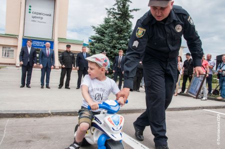 У Полтаві відкрили новий сервісний центр МВС за участі Арсена Авакова та Олександра Турчинова