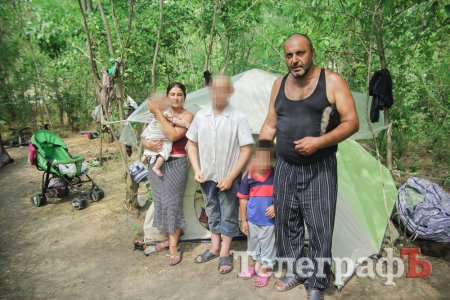 В центре Кременчуга 12 дней живут в палатке ромы-беженцы с пятью детьми