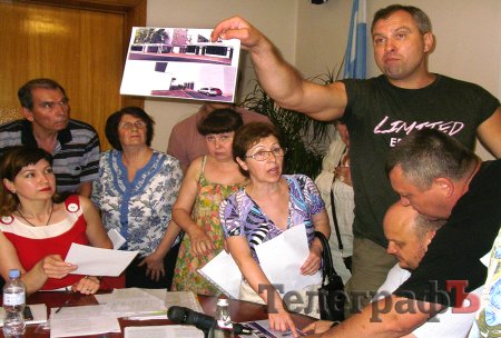 Чиновники объяснили, как на остановке "Центр" снесли деревья