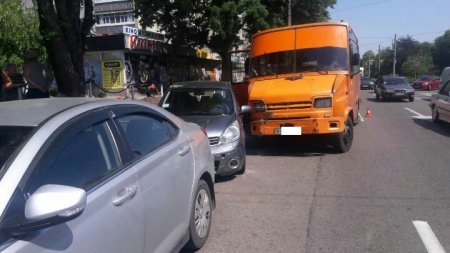 Маршрутка наїхала на припарковане авто біля McDonalds Маршрутка наїхала на припарковане авто біля McDonalds