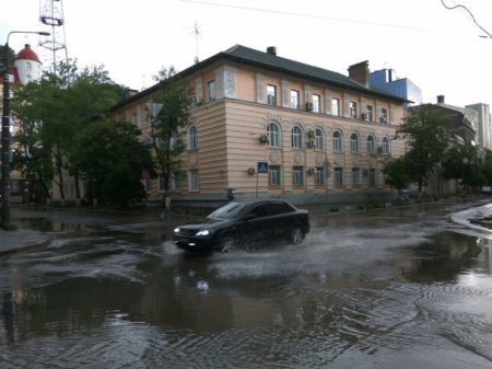 На Кременчук насувається злива