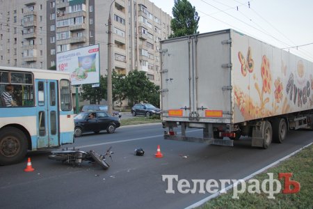 Мотоцикліст в'їхав у фуру, рух транспорту ускладнений Мотоцикліст в'їхав у фуру, рух транспорту ускладнений