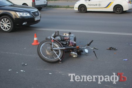 Мотоцикліст в'їхав у фуру, рух транспорту ускладнений