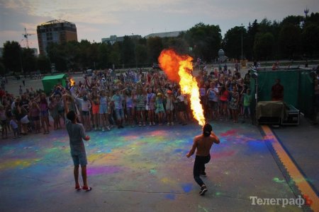 29 липня. Кременчужани розфарбують одне одного на «HoliDay Fest»