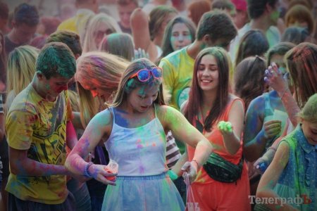 29 липня. Кременчужани розфарбують одне одного на «HoliDay Fest»