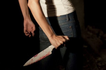 Поссорились: в Кременчугском районе жена проткнула мужу грудь ножом