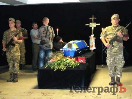 «Синочку, куди ж я без тебе»: у Кременчуці попрощалися з бійцем 107 полку