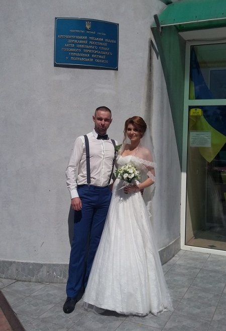 Оце так кортеж: кременчуцьких молодят до РАЦСу привезли вантажівки