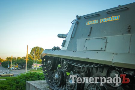 На «танке» в центре круга на Пивзаводе появились надписи «Слава Украине!»