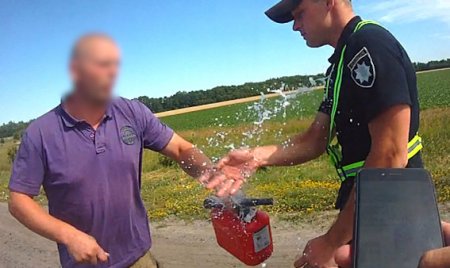 На Полтавщине разъяренный водитель облил бензином полицейского и угрожал поджечь