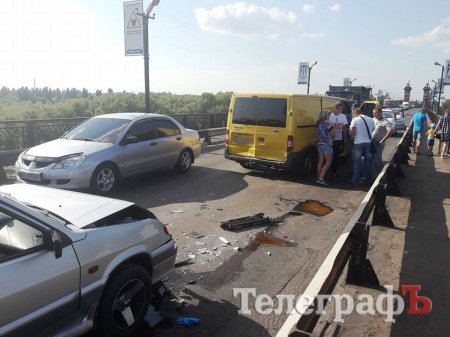 В Кременчуге на мосту пробка: ВАЗ «догнал» бус