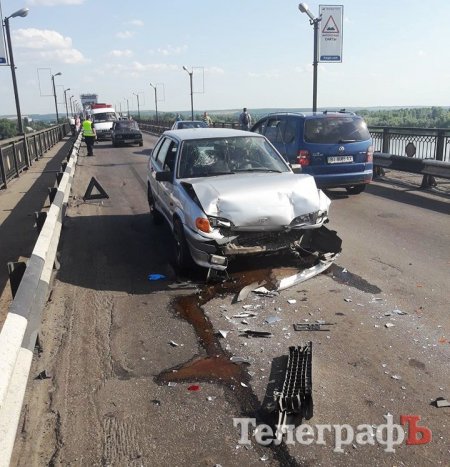 В Кременчуге на мосту пробка: ВАЗ «догнал» бус