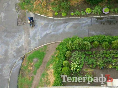 В Кременчуге во время дорожных работ двор залили бензином