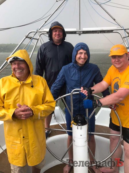 «Парус, порвали парус!»: Кременчужане, преодолев стихию, прошли по стопам запорожских казаков