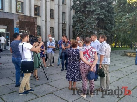На митинг против вони и бездействия власти в Кременчуге пришли 4 человека