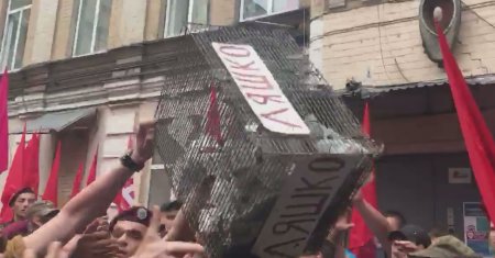 Нардеп Мосичук запустил в нардепа Каплина петуха в клетке с именем нардепа Ляшко