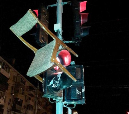 Он просто «перебрал» и надел стул на светофор