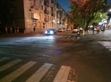 В Кременчуге Toyota Prado сбила 17-летнего мотоциклиста: пострадавшего госпитализировали