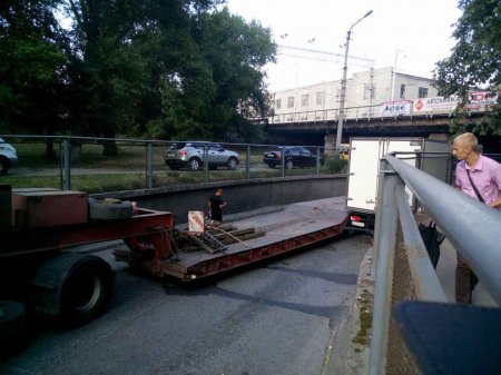 В Кременчуге под ж/д мостом на ул. Леонова тягач зажал грузовик: движение перекрыто