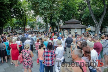Кременчужане в сквере Бабаева почтили память убитого мэра