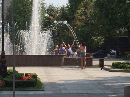 Кременчуцькі десантники скупалися у фонтані