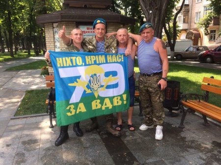 Кременчуцькі десантники скупалися у фонтані