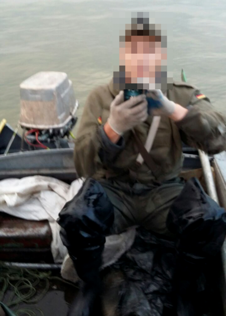 Браконьеры пытались скрыться на лодке от полиции и толкали патрульного