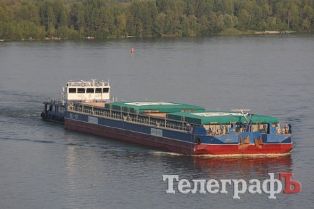 Через Кременчуг прошла «легендарная» баржа с арбузами Через Кременчуг прошла «легендарная» баржа с арбузами