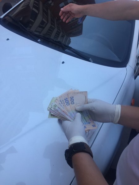 Стригли овец: в Полтаве на взятке попались полицейские чины, собиравшие «дань» с торговцев