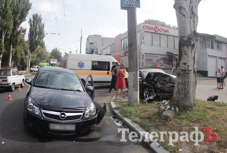 В центре Кременчуга столкнулись Opel и Audi – одна машина в дереве