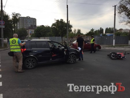 В центре Кременчуга сбили парня и девушку на мотоцикле