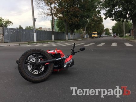 В центре Кременчуга сбили парня и девушку на мотоцикле