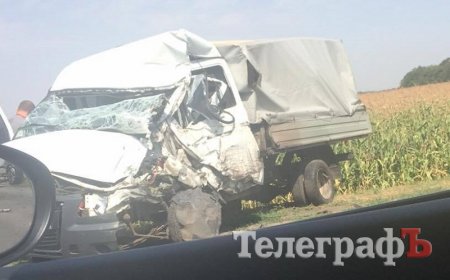 Под Кременчугом в лобовую столкнулись два грузовика