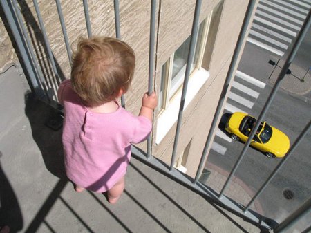 В Горишних Плавнях 3-летняя девочка застряла головой в балконной обрешётке