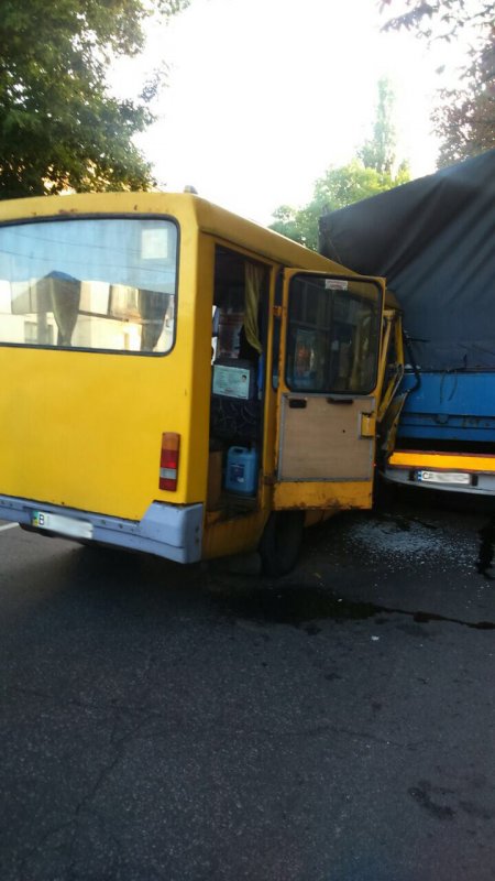 В Кременчуге маршрутка въехала в грузовик – пассажир в больнице