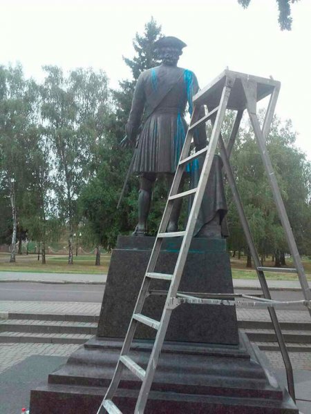 В Полтаве неизвестные облили краской памятник Петру I и братскую могилу российских воинов