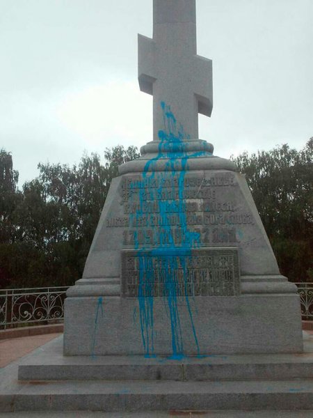 В Полтаве неизвестные облили краской памятник Петру I и братскую могилу российских воинов