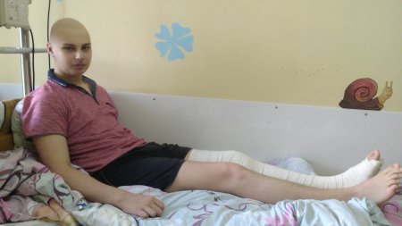Якщо 14-річному Вадиму не замінити суглоб - ногу ампутують