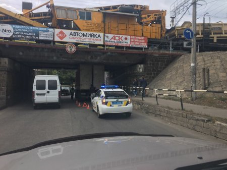 В Кременчуге грузовик застрял под железнодорожным мостом