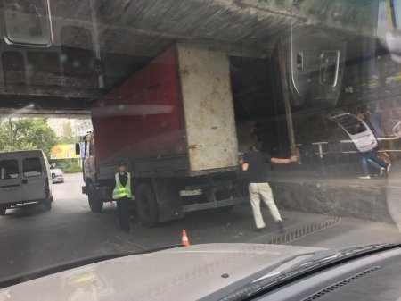 В Кременчуге грузовик застрял под железнодорожным мостом