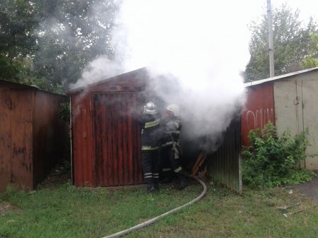 На Молодёжном горел гараж На Молодёжном горел гараж
