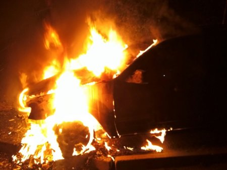 В Горишних Плавнях во дворе дома сгорел «Джип»