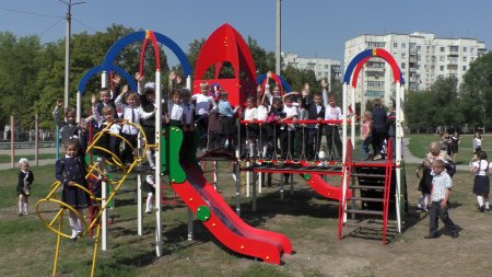 На Молодежном открыли большую детскую площадку