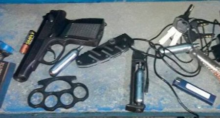 Полный комплект: патрульные задержали кременчужанина с наркотиками, кастетом и пистолетом