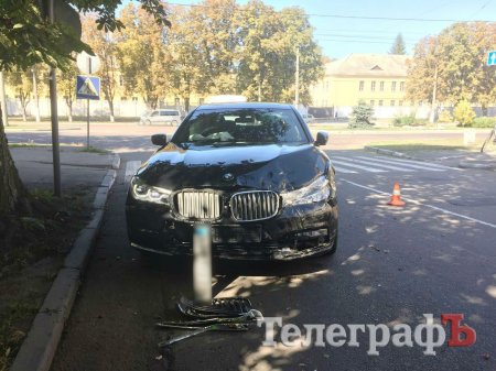 В Кременчуге столкнулись BMW и Opel – машина «вылетела» на тротуар