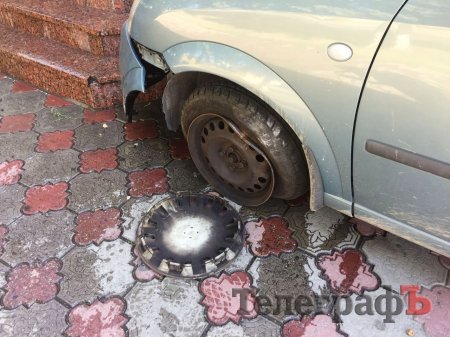 В Кременчуге столкнулись BMW и Opel – машина «вылетела» на тротуар