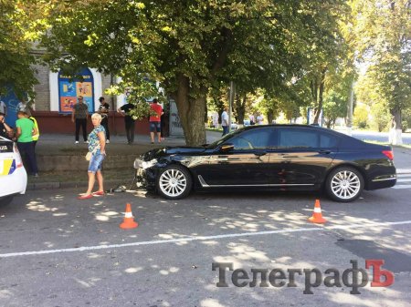 В Кременчуге столкнулись BMW и Opel – машина «вылетела» на тротуар