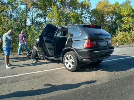 По дороге на Александрию в лобовую столкнулись Volkswagen и BMW