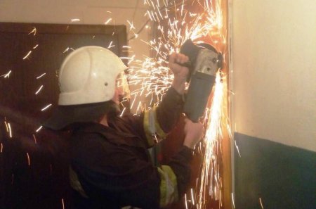 В Кременчуге спасатели срезали дверь в квартиру к спящему мальчику