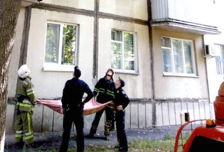 В Полтаве двухлетний ребенок ходил по подоконнику: спасатели готовились ловить одеялом